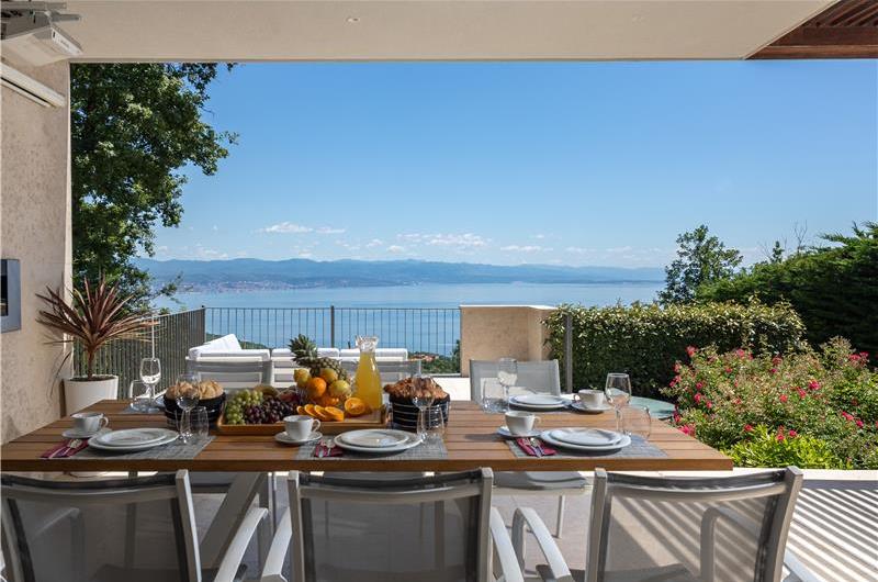 4 Bedroom Villa with Salt Water Pool, Private mini golf course and Rooftop Terrace near Opatija, Sleeps 8