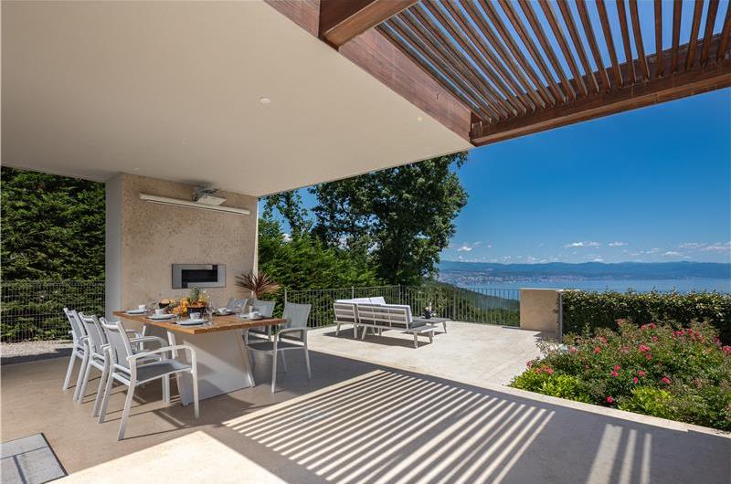 4 Bedroom Villa with Salt Water Pool, Private mini golf course and Rooftop Terrace near Opatija, Sleeps 8