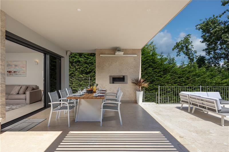 4 Bedroom Villa with Salt Water Pool, Private mini golf course and Rooftop Terrace near Opatija, Sleeps 8
