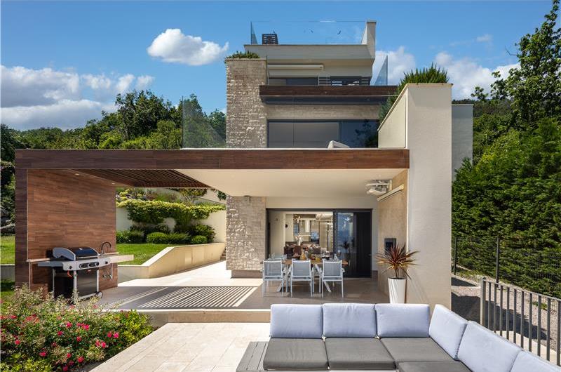 4 Bedroom Villa with Salt Water Pool, Private mini golf course and Rooftop Terrace near Opatija, Sleeps 8