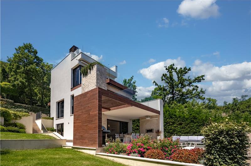 4 Bedroom Villa with Salt Water Pool, Private mini golf course and Rooftop Terrace near Opatija, Sleeps 8