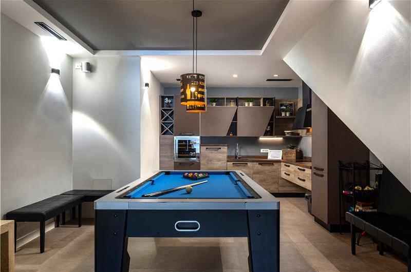 4 Bedroom Villa with Salt Water Pool, Private mini golf course and Rooftop Terrace near Opatija, Sleeps 8