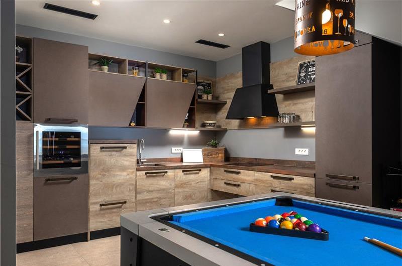 4 Bedroom Villa with Salt Water Pool, Private mini golf course and Rooftop Terrace near Opatija, Sleeps 8