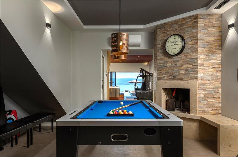 4 Bedroom Villa with Salt Water Pool, Private mini golf course and Rooftop Terrace near Opatija, Sleeps 8