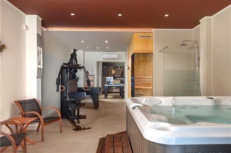 4 Bedroom Villa with Salt Water Pool, Private mini golf course and Rooftop Terrace near Opatija, Sleeps 8
