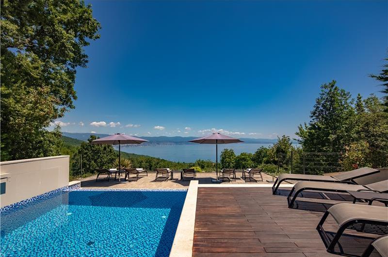 4 Bedroom Villa with Salt Water Pool, Private mini golf course and Rooftop Terrace near Opatija, Sleeps 8