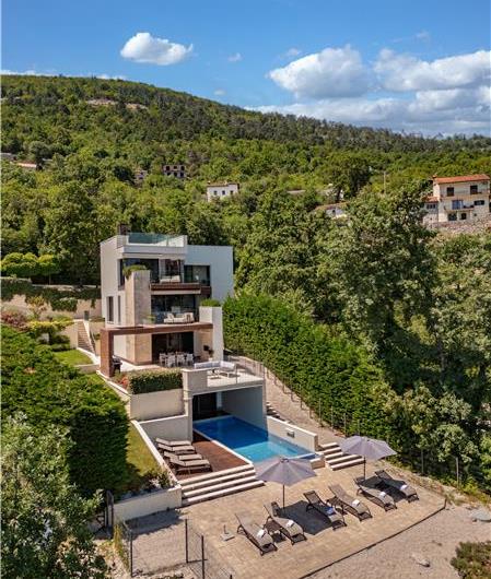 4 Bedroom Villa with Salt Water Pool, Private mini golf course and Rooftop Terrace near Opatija, Sleeps 8