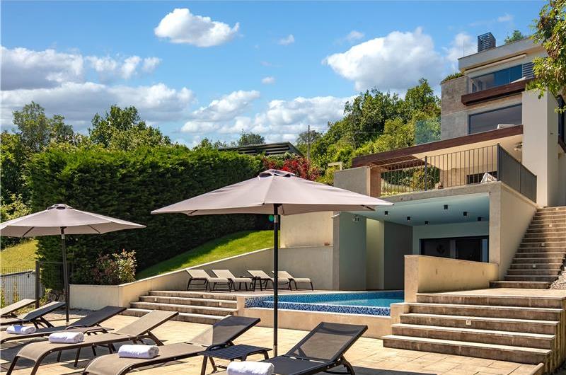 4 Bedroom Villa with Salt Water Pool, Private mini golf course and Rooftop Terrace near Opatija, Sleeps 8