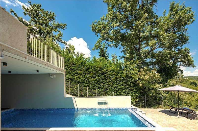 4 Bedroom Villa with Salt Water Pool, Private mini golf course and Rooftop Terrace near Opatija, Sleeps 8