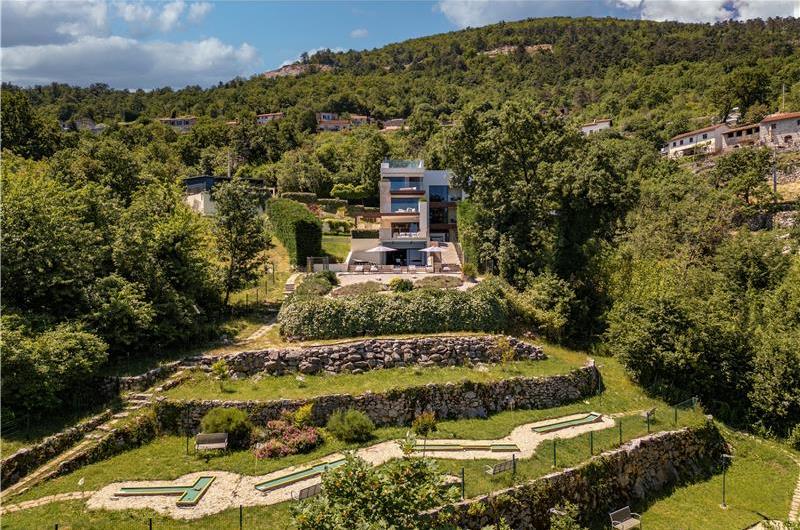 4 Bedroom Villa with Salt Water Pool, Private mini golf course and Rooftop Terrace near Opatija, Sleeps 8