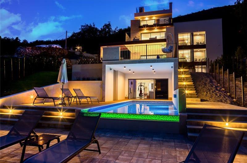 4 Bedroom Villa with Salt Water Pool, Private mini golf course and Rooftop Terrace near Opatija, Sleeps 8