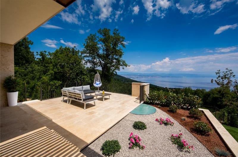 4 Bedroom Villa with Salt Water Pool, Private mini golf course and Rooftop Terrace near Opatija, Sleeps 8