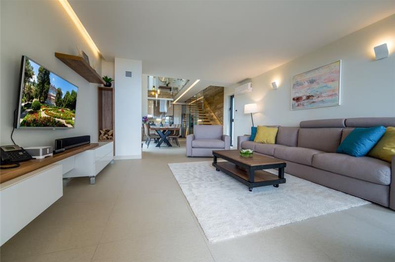 4 Bedroom Villa with Salt Water Pool, Private mini golf course and Rooftop Terrace near Opatija, Sleeps 8