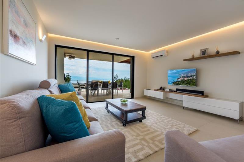 4 Bedroom Villa with Salt Water Pool, Private mini golf course and Rooftop Terrace near Opatija, Sleeps 8