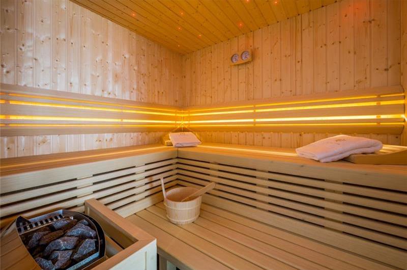 4 Bedroom Villa with Salt Water Pool, Private mini golf course and Rooftop Terrace near Opatija, Sleeps 8