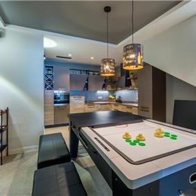 4 Bedroom Villa with Salt Water Pool, Private mini golf course and Rooftop Terrace near Opatija, Sleeps 8