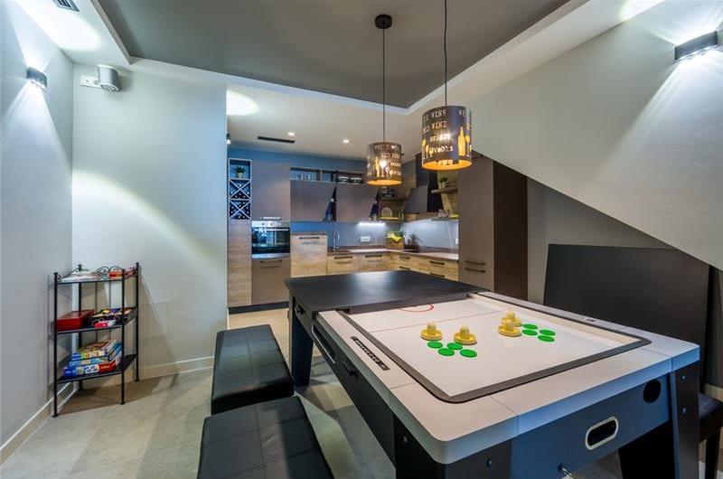 4 Bedroom Villa with Salt Water Pool, Private mini golf course and Rooftop Terrace near Opatija, Sleeps 8