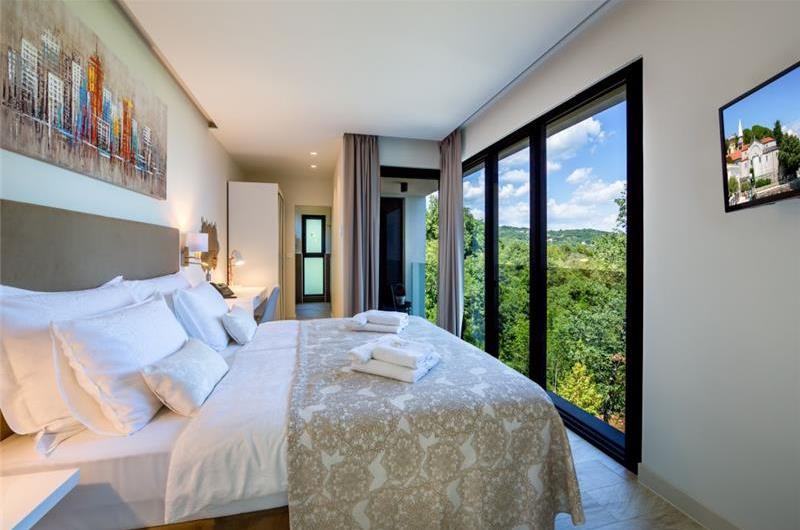 4 Bedroom Villa with Salt Water Pool, Private mini golf course and Rooftop Terrace near Opatija, Sleeps 8