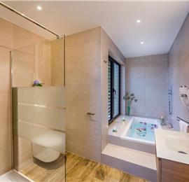 4 Bedroom Villa with Salt Water Pool, Private mini golf course and Rooftop Terrace near Opatija, Sleeps 8