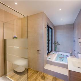 4 Bedroom Villa with Salt Water Pool, Private mini golf course and Rooftop Terrace near Opatija, Sleeps 8