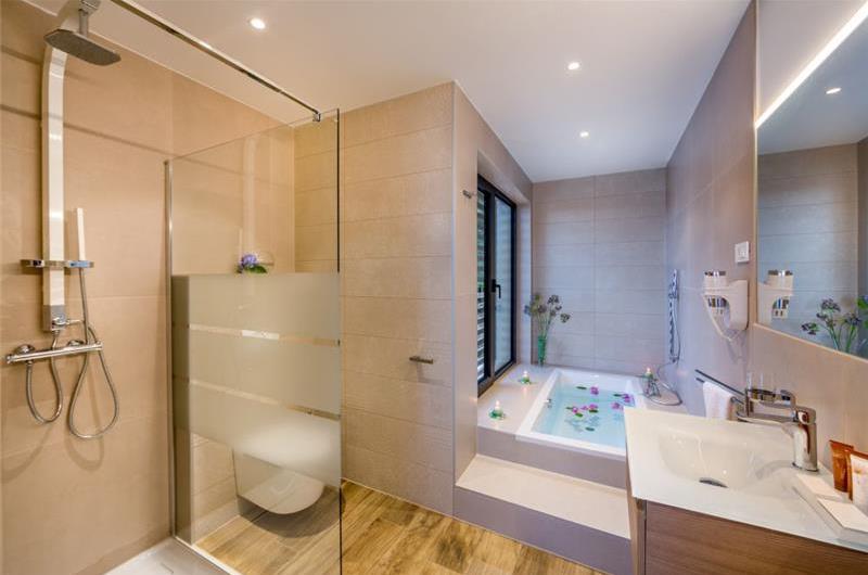 4 Bedroom Villa with Salt Water Pool, Private mini golf course and Rooftop Terrace near Opatija, Sleeps 8