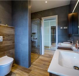 4 Bedroom Villa with Salt Water Pool, Private mini golf course and Rooftop Terrace near Opatija, Sleeps 8