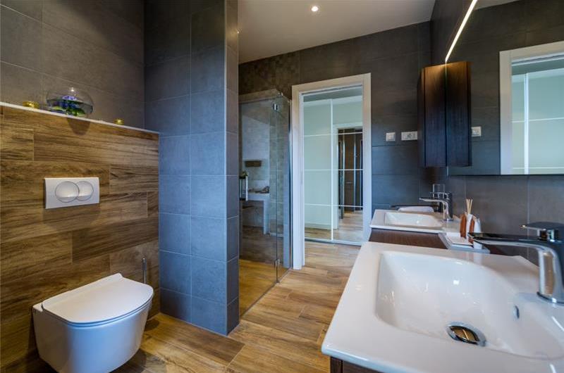 4 Bedroom Villa with Salt Water Pool, Private mini golf course and Rooftop Terrace near Opatija, Sleeps 8