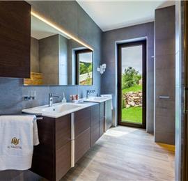 4 Bedroom Villa with Salt Water Pool, Private mini golf course and Rooftop Terrace near Opatija, Sleeps 8