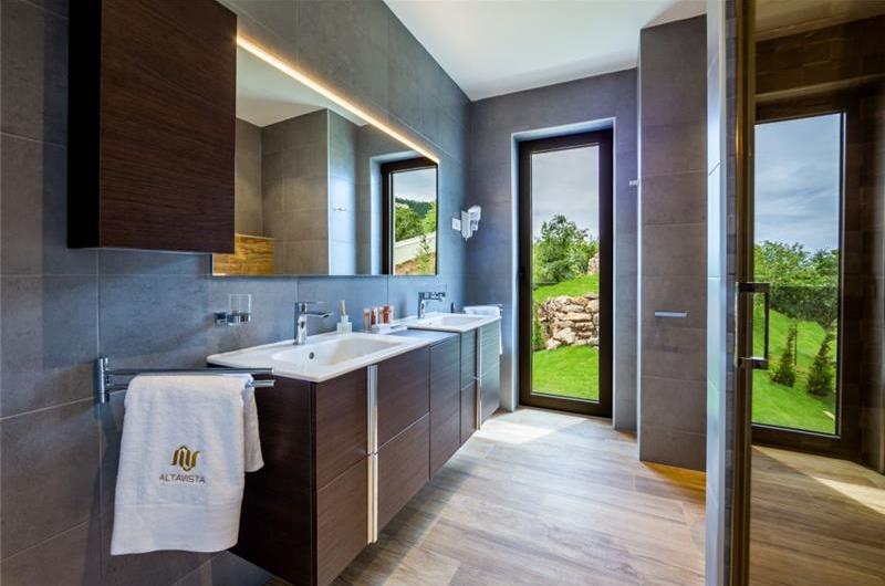 4 Bedroom Villa with Salt Water Pool, Private mini golf course and Rooftop Terrace near Opatija, Sleeps 8
