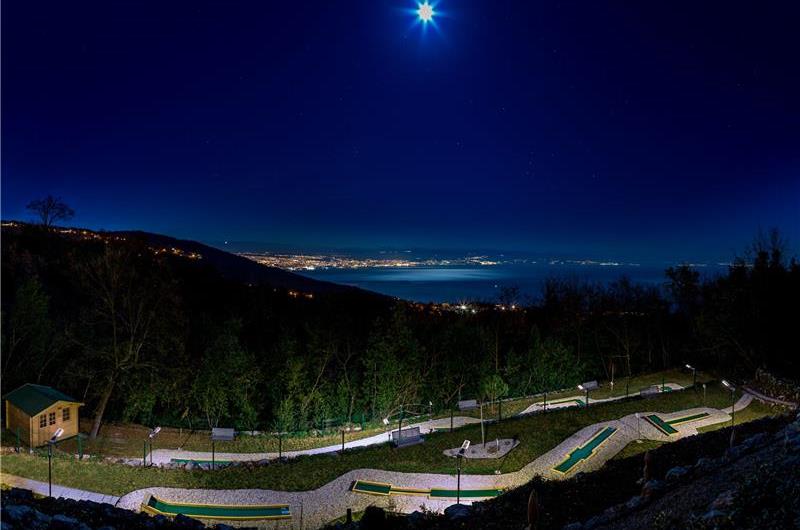 4 Bedroom Villa with Salt Water Pool, Private mini golf course and Rooftop Terrace near Opatija, Sleeps 8