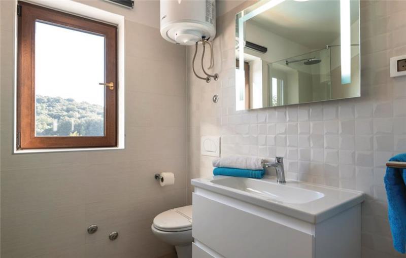 10 Bedroom Villa with Pool near Pula, Sleeps 20