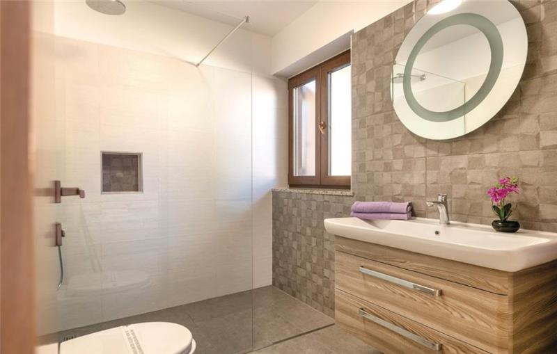 10 Bedroom Villa with Pool near Pula, Sleeps 20