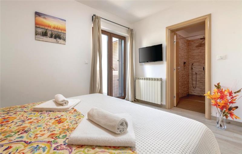 10 Bedroom Villa with Pool near Pula, Sleeps 20