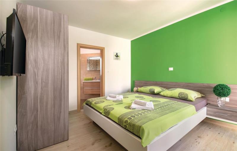 10 Bedroom Villa with Pool near Pula, Sleeps 20