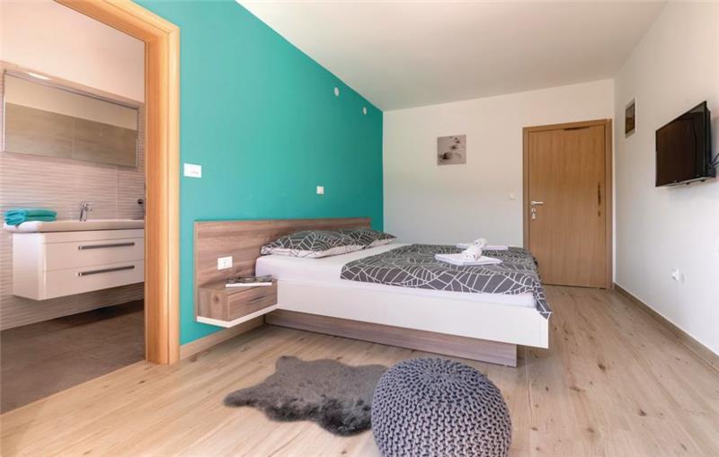10 Bedroom Villa with Pool near Pula, Sleeps 20