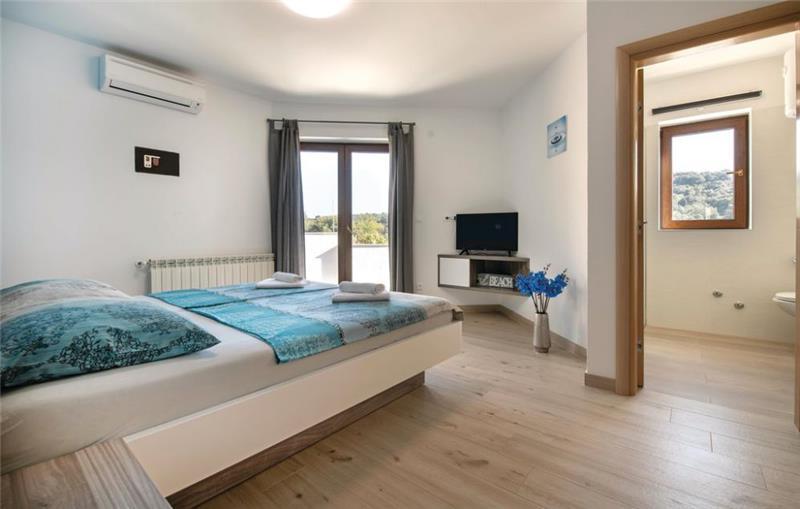 10 Bedroom Villa with Pool near Pula, Sleeps 20