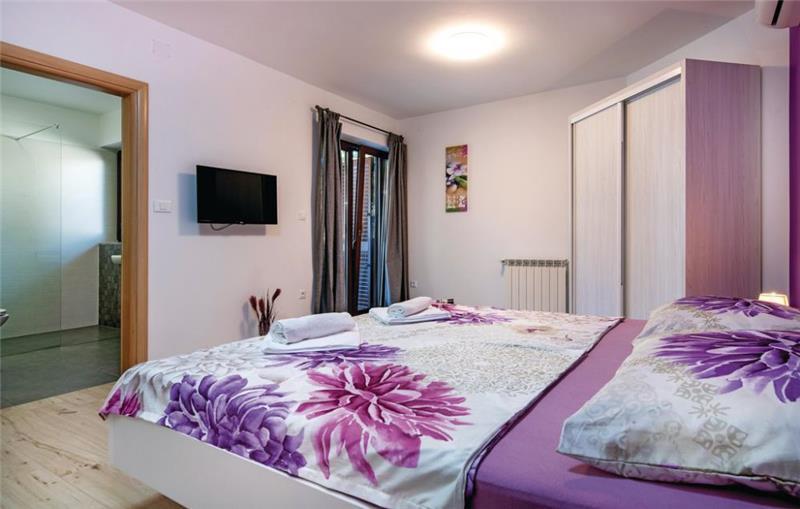 10 Bedroom Villa with Pool near Pula, Sleeps 20