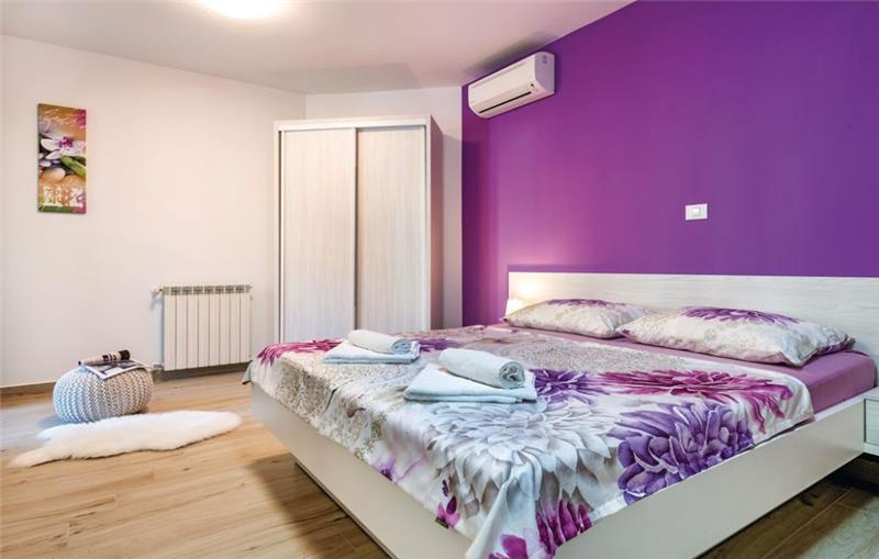 10 Bedroom Villa with Pool near Pula, Sleeps 20
