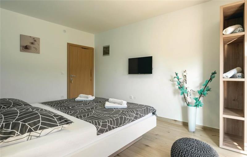 10 Bedroom Villa with Pool near Pula, Sleeps 20
