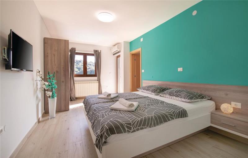 10 Bedroom Villa with Pool near Pula, Sleeps 20