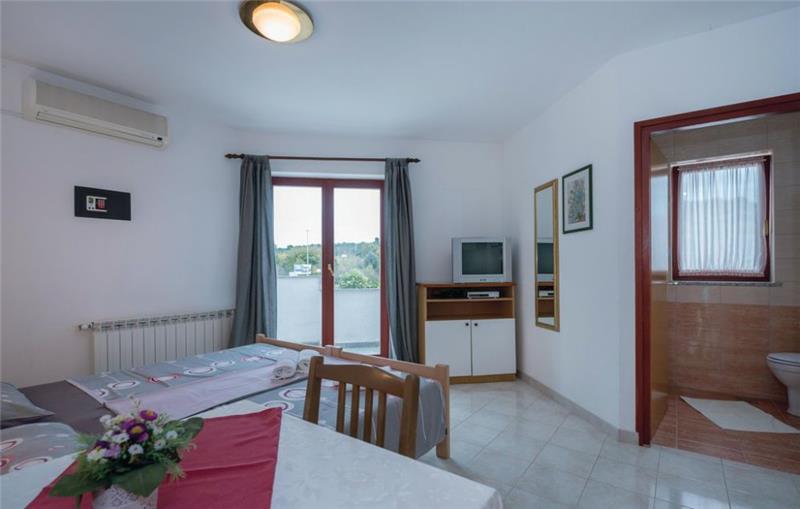10 Bedroom Villa with Pool near Pula, Sleeps 20