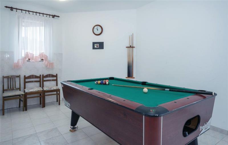 10 Bedroom Villa with Pool near Pula, Sleeps 20