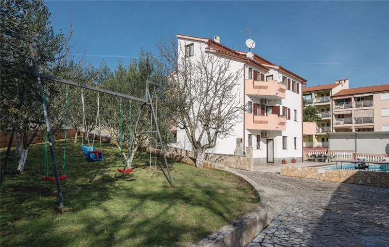 10 Bedroom Villa with Pool near Pula, Sleeps 20
