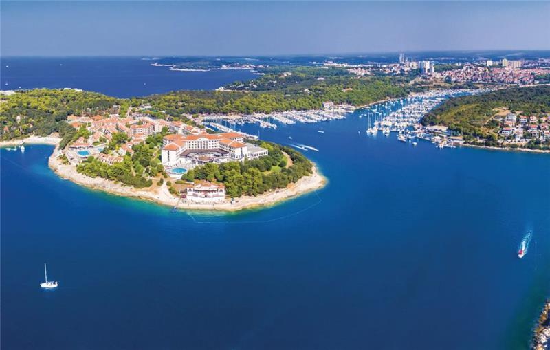 10 Bedroom Villa with Pool near Pula, Sleeps 20