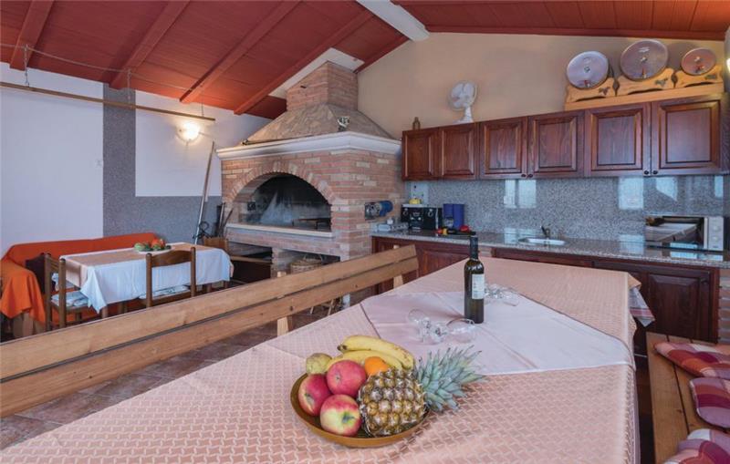 10 Bedroom Villa with Pool near Pula, Sleeps 20