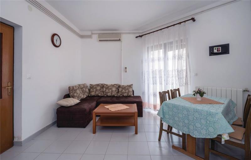 10 Bedroom Villa with Pool near Pula, Sleeps 20