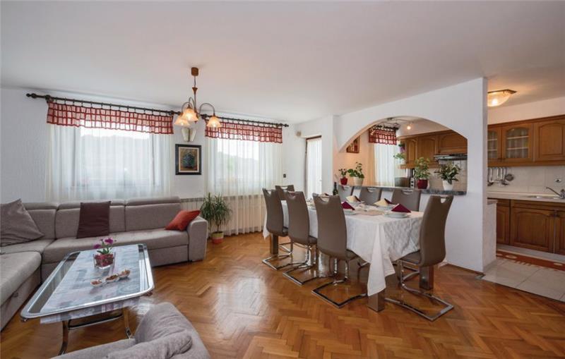 10 Bedroom Villa with Pool near Pula, Sleeps 20