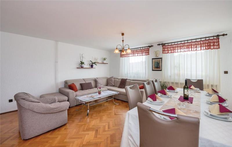 10 Bedroom Villa with Pool near Pula, Sleeps 20