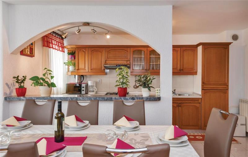 10 Bedroom Villa with Pool near Pula, Sleeps 20