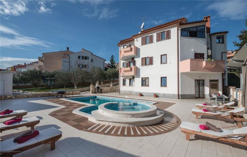 10 Bedroom Villa with Pool near Pula, Sleeps 20